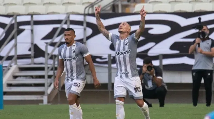 Comemoração dos jogadores do Ceará (Foto: Kely Pereira/AGIF)