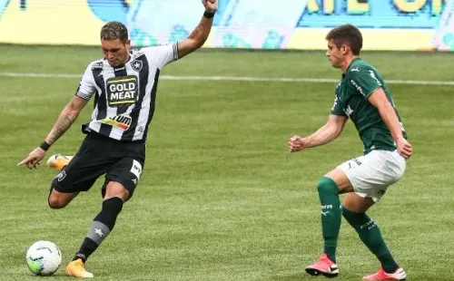 Navarro tem contrato expirando em dezembro e não deve permanecer no Botafogo em 2022 (Foto:Alexandre Schneider/Getty Images Brasil)