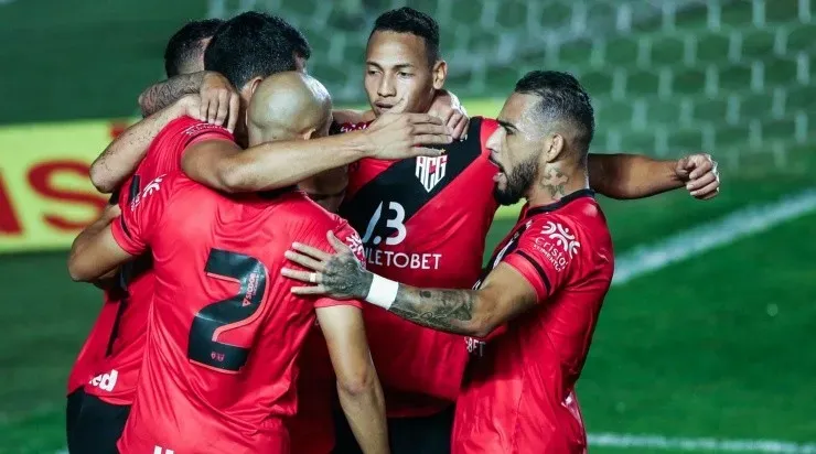 Jogadores do Atlético-GO comemoram gol (Foto: Getty Images)