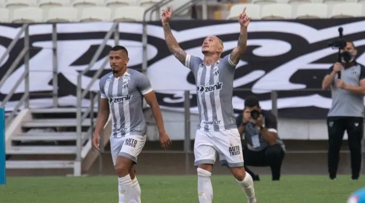 Jogadores do Ceará comemoram gol (Foto: Kely Pereira/AGIF)