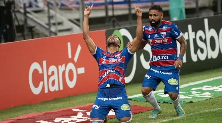 Jogadores do Fortaleza comemoram gol (Foto: Kely Pereira/AGIF)