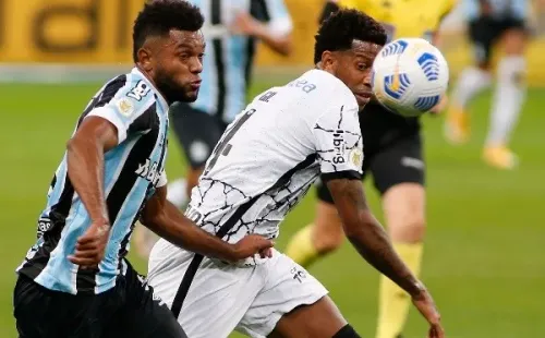 Borja briga com Diego Souza por lugar como centroavante no time de Felipão (Foto: Silvio Avila/Getty Images South America)