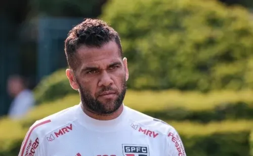 Daniel Alves busca novo clube após saída conturbada do São Paulo (Foto: Marcello Zambrana/AGIF)