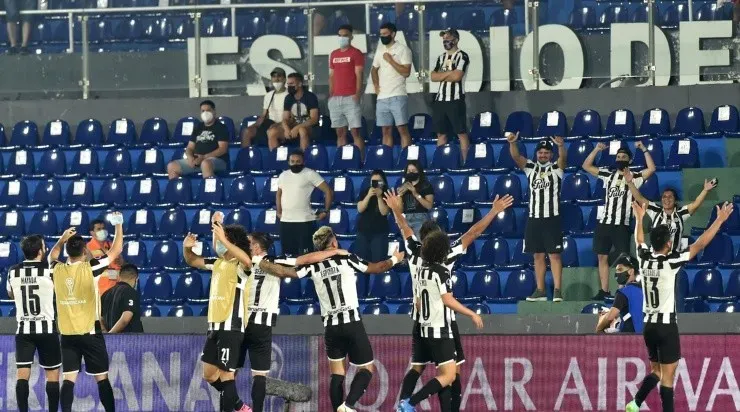 Jogadores do Libertad comemoram com a torcida a vaga nas semifinais (Foto: Getty Images)