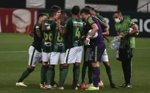 América-MG em campo. (Foto: Ettore Chiereguini/AGIF)