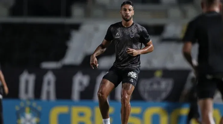 Nathan Silva: pendurado (Foto: Pedro Souza / Atlético / Divulgação)