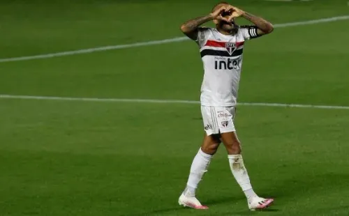 Daniel Alves em campo pelo São Paulo. (Foto: Getty Images)