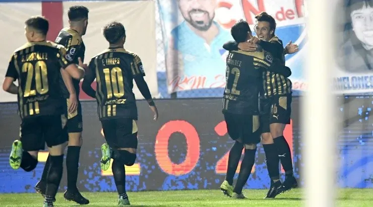 Jogadores do Peñarol comemoram gol pela Sul-Americana (Foto: Getty Images)