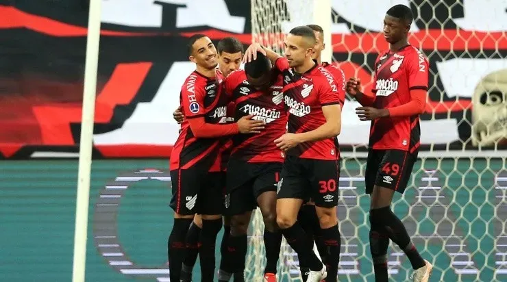 Comemoração dos jogadores do Athletico (Foto: Getty Images)