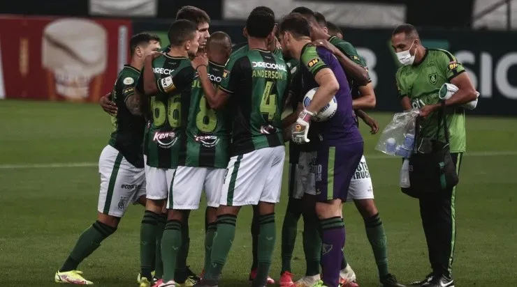 Jogadores do América-MG, em partida diante do Corinthians (Foto: Ettore Chiereguini/AGIF)