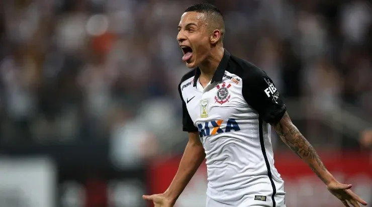 Guilherme Arana comemora gol com a camisa do Corinthians (Foto: Getty Images)
