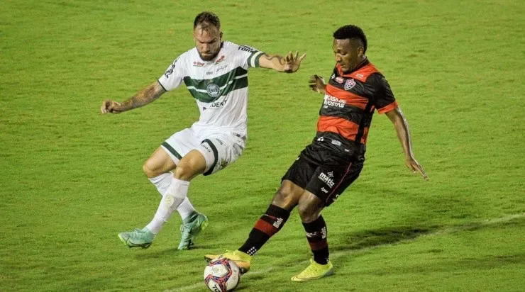 Willian Farias: desfalque por conta do 3º amarelo (Foto: Jhony Pinho/AGIF)