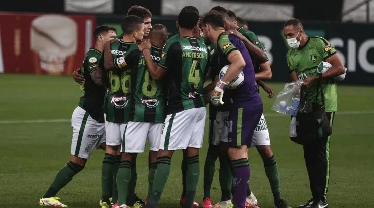 Jogadores do América-MG antes da partida contra o Corinthians (Foto: Ettore Chiereguini/AGIF)