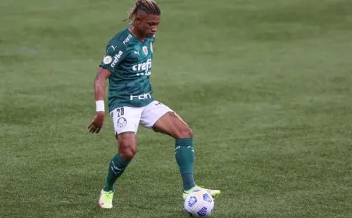 Danilo, em campo. (Foto: Marcello Zambrana/AGIF)