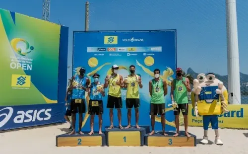 O pódio masculino. (Foto: Divulgação CBV)