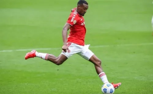 Edenílson foi lembrado por Tite e vive fase artilheira