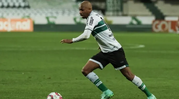 Waguininho: disputa posição no time (Foto: Robson Mafra/AGIF)