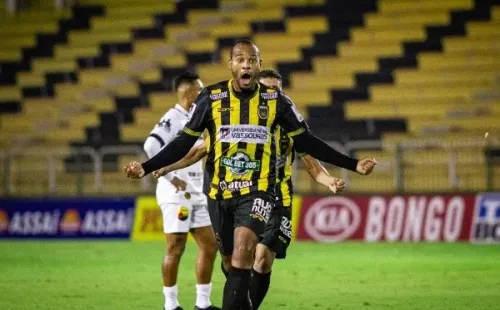 Olávio comemorando gol. (Foto: André Moreira/Volta Redonda)