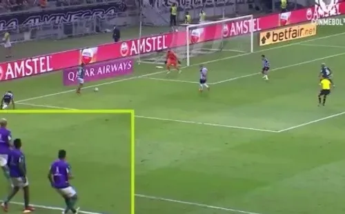 Momento em que Deyverson invade o campo. (Foto: Reprodução)