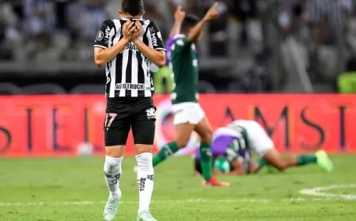 Savarino lamenta eliminação do Atlético para o Palmeiras em pleno Mineirão (Foto: Douglas Magno – Pool/Getty Images South America)
