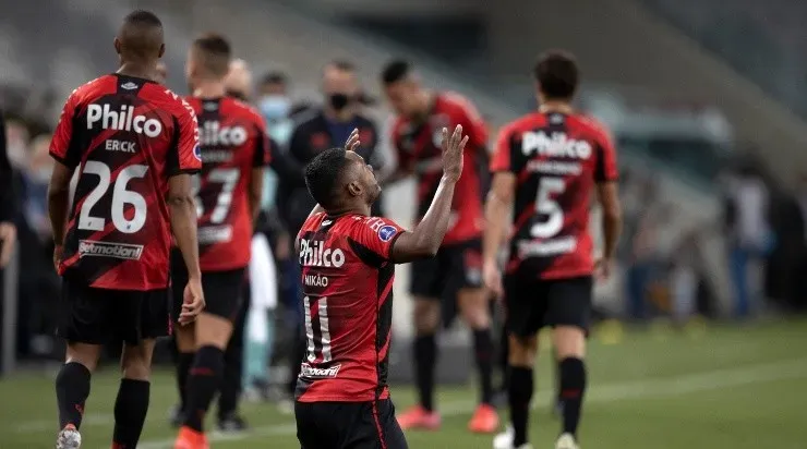 Jogadores do Athletico comemoram gol contra o Peñarol (Foto: Getty Images)