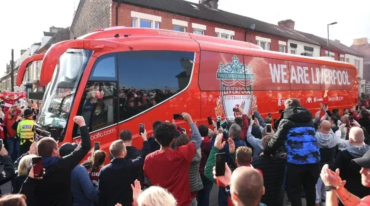 Torcedores do Liverpool recebem o ônibus do time (Foto: Getty Images)