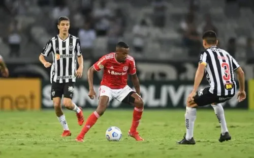 Edenílson até tentou, mas não pôde impedir a derrota do Colorado (Foto: Ricardo Duarte/Internacional)