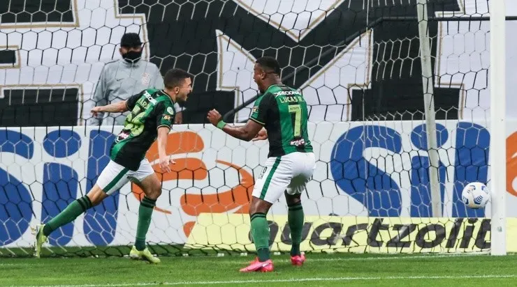 Jogadores do América-MG comemoram gol (Foto: Getty Images)