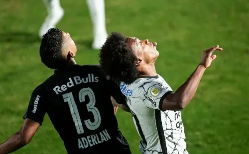 Corinthians em campo contra o RB Bragantino. (Foto: Diogo Reis/AGIF)