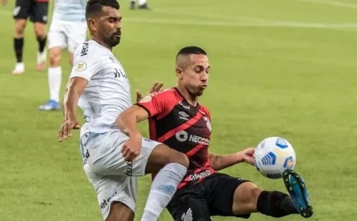 Grêmio x Athletico-PR em campo pelo Brasileirão. (Foto: Robson Mafra/AGIF)