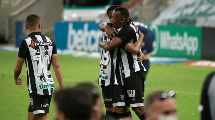 Jogadores do Ceará comemoram gol (Foto: Kely Pereira/AGIF)