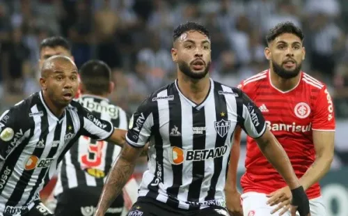 Atlético-MG em campo contra o Internacional. (Foto: Fernando Moreno/AGIF)