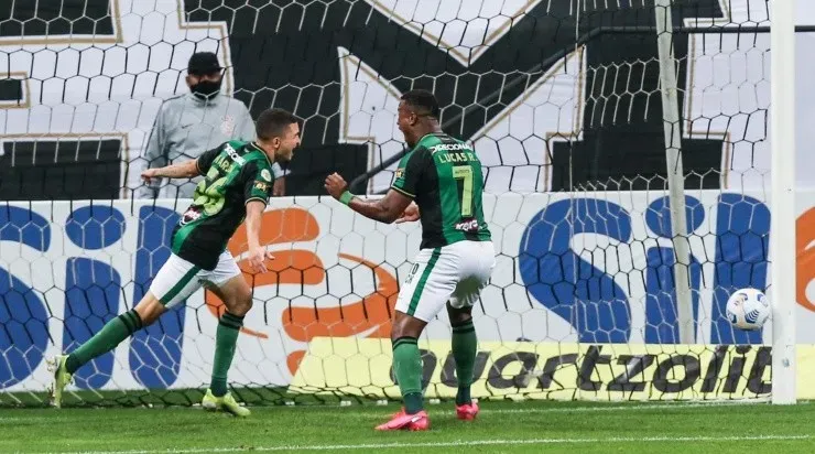 Jogadores do América-MG comemoram gol (Foto: Getty Images)