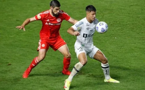 Santos em campo contra o Internacional, pelo Brasileirão. (Foto: Getty Images)