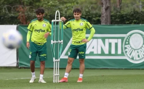 Os jogadores Gustavo Scarpa e Raphael Veiga (D), da SE Palmeiras, durante treinamento, na Academia de Futebol. (Foto: Cesar Greco)