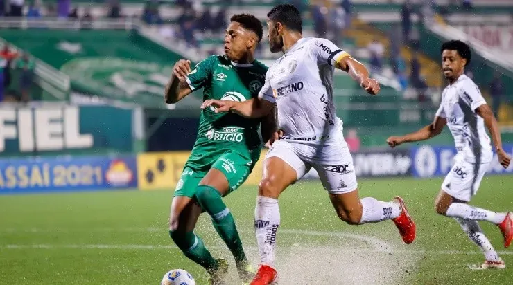 Hulk, em campo contra a Chapecoense (Foto: Dinho Zanotto/AGIF)