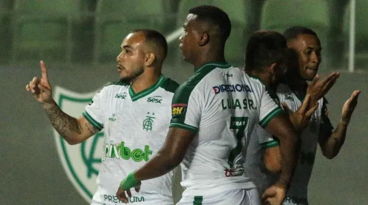 Jogadores do América-MG comemoram gol (Foto: Fernando Moreno/AGIF)