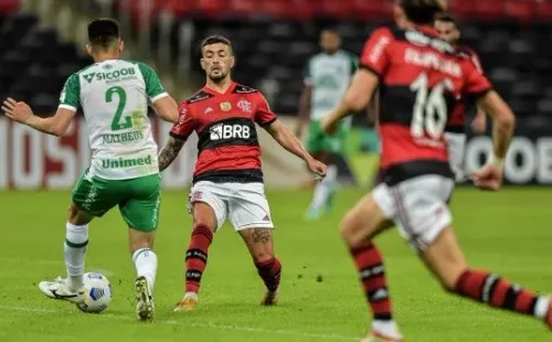 RJ - Rio de Janeiro - 11/07/2021 - BRASILEIRO A 2021, FLAMENGO X CHAPECOENSE - De Arrascaeta jogador do Flamengo disputa lance com Matheus Ribeiro jogador do Chapecoense durante partida no estadio Maracana pelo campeonato Brasileiro A 2021. Foto: Thiago Ribeiro/AGIF