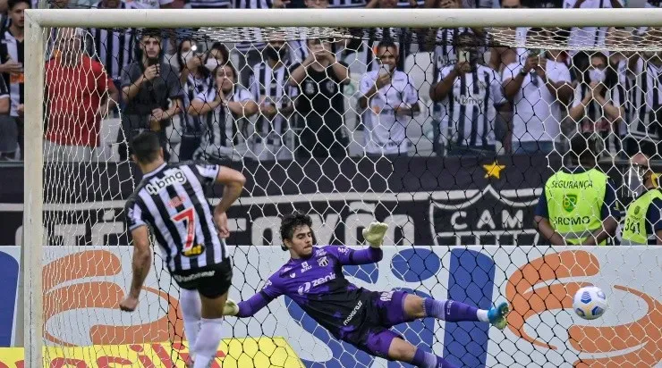 Hulk desloca Richard e marca o segundo gol do Atlético-MG (Foto: Getty Images)