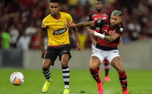 RJ - Rio de Janeiro - 11/03/2020 - LIBERTADORES 2020, FLAMENGO X BARCELONA-EQU -Gabigol jogador do Flamengo disputa lance com Fidel Msrtinez jogador do Barcelona-EQU durante partida no estadio Maracana pelo campeonato Libertadores 2020 Foto: Thiago Ribeiro/AGIF