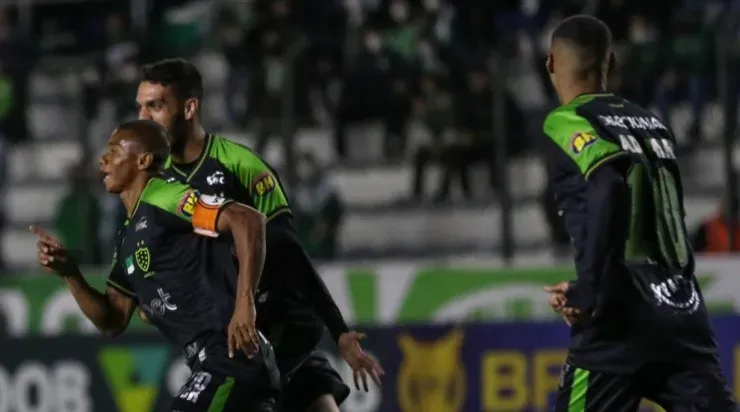 Comemoração dos jogadores do América-MG (Foto: Luiz Erbes/AGIF)