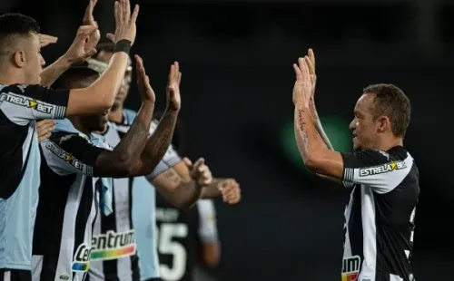 Botafogo comemorando gol. (Foto: Jorge Rodrigues/AGIF)
