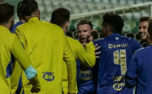 Cruzeiro comemorando gol. (Foto: Robson Mafra/AGIF)