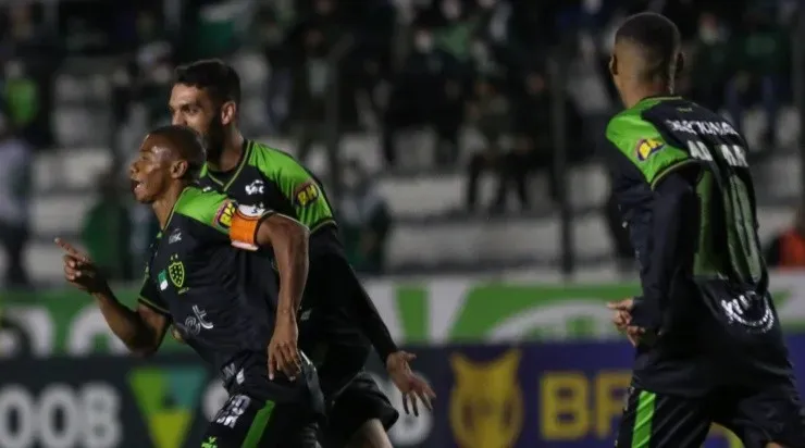 Comemoração dos jogadores do América-MG (Foto: Luiz Erbes/AGIF)