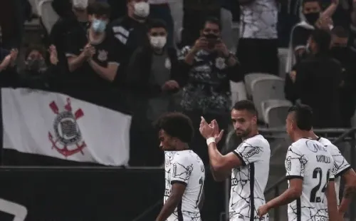 Willian teve que deixar o campo logo no começo do primeiro tempo. (Ettore Chiereguini/AGIF)