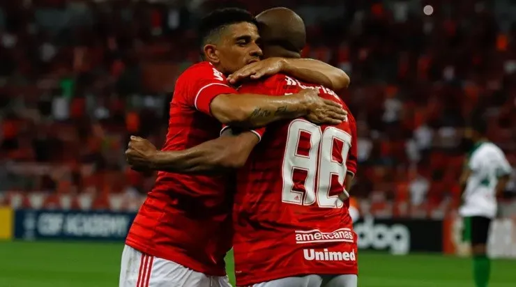 Jogadores do Internacional comemoram gol (Foto: Maxi Franzoi/AGIF)