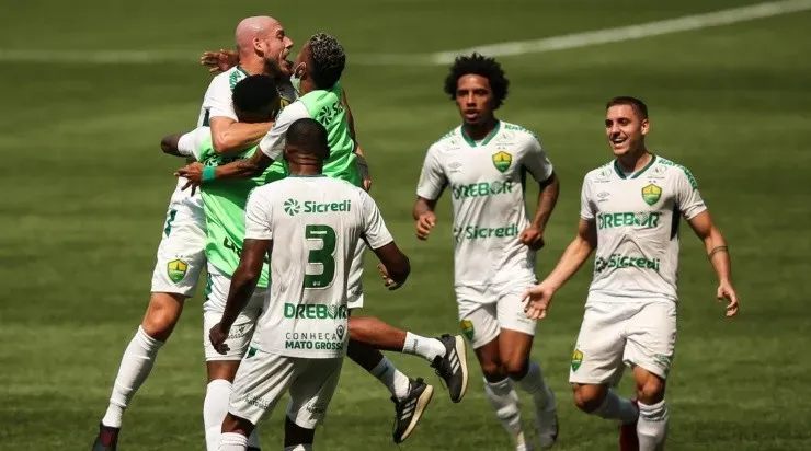 Comemoração dos jogadores do Cuiabá (Foto: Getty Images)