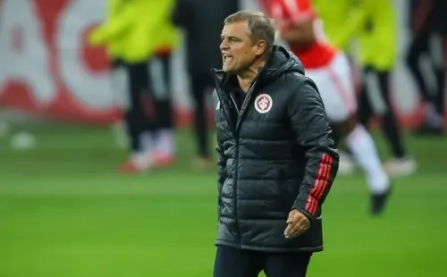 Diego Aguirre comandando o Internacional. (Foto: Pedro H. Tesch/AGIF)