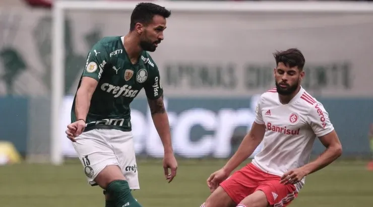 Palmeiras e Internacional, em campo pelo Brasileirão (Foto: Ettore Chiereguini/AGIF)