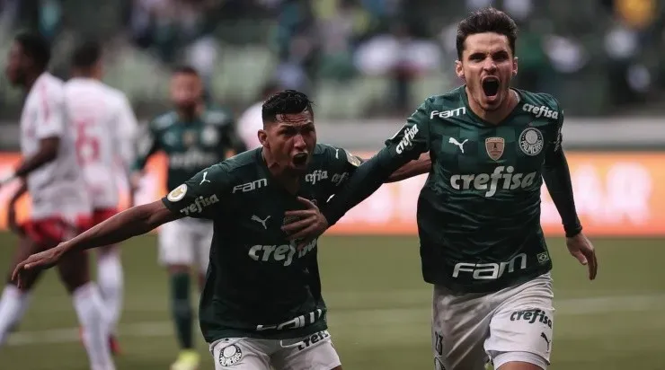 Raphael Veiga comemora o gol que deu a vitória ao Palmeiras (Foto: Ettore Chiereguini/AGIF)